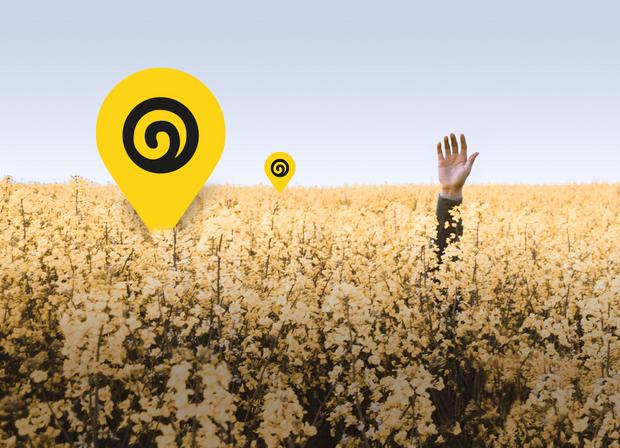 Feld mit herausragender Hand